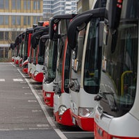 Linienbusse stehen auf einem Parkplatz