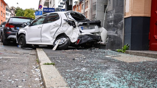 In einen Verkehrsunfall verwickelter Auto mit Totalschaden in Hagen