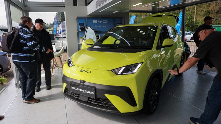 Ausgestelltes BYD Dolphin Surf Elektroauto 