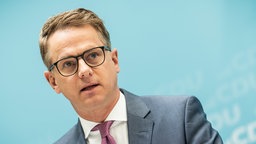 Carsten Linnemann an einem Rednerpult