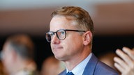 Carsten Linnemann an einem Rednerpult