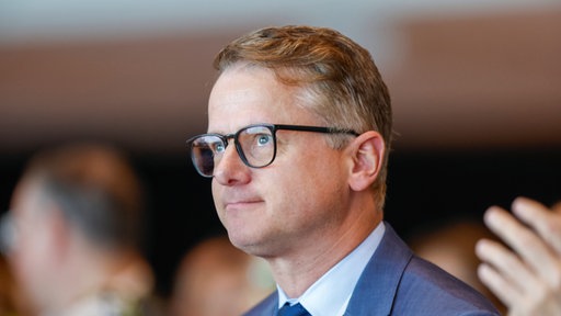 Carsten Linnemann an einem Rednerpult