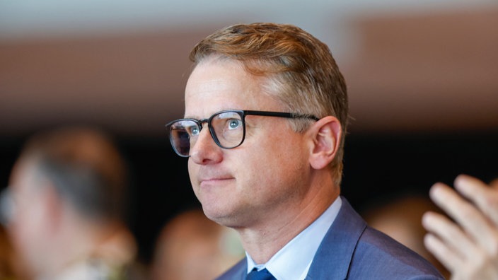 Carsten Linnemann an einem Rednerpult