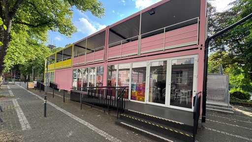 Ein Container, in denen Ticketschalter und eine Bar direkt vor dem Theater in Oberhausen untergebracht sind
