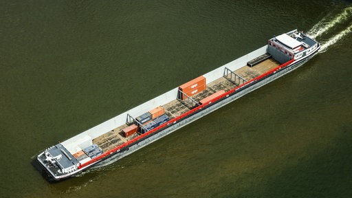  Ein Containerschiff fährt bei Niedrigwasser mit geringer Ladung über den Rhein