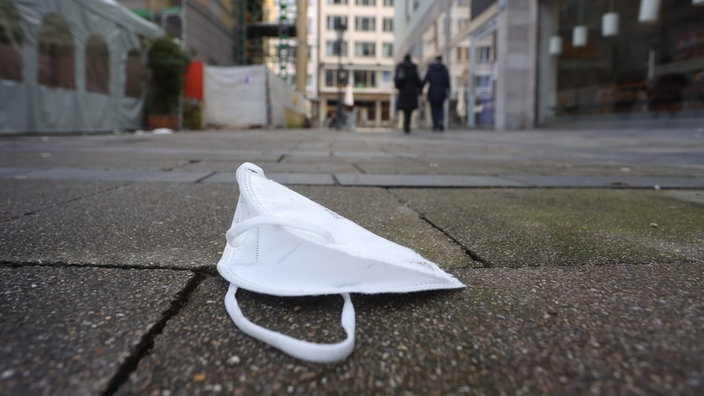 Maske liegt auf dem Boden