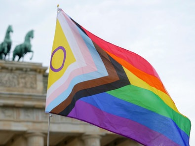 Eine Fahne der LGBTQ+-Community weht im Wind