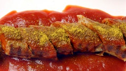 Currywurst in einer Pappschale