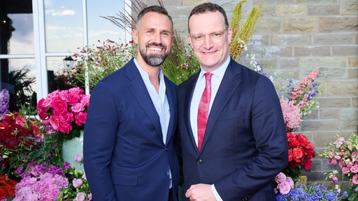 Jens Spahn, CDU-Fraktionsvorsitzender mit seinem Mann Daniel Funke zum Sommerfest der "Bild"-Hilfsorganisation "Ein Herz für Kinder"