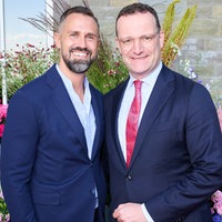 Jens Spahn, CDU-Fraktionsvorsitzender mit seinem Mann Daniel Funke zum Sommerfest der "Bild"-Hilfsorganisation "Ein Herz für Kinder"