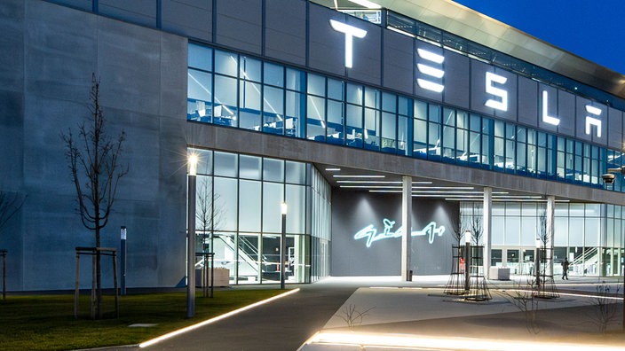 Blick auf den Eingang der Tesla-Fabrik in Grünheide