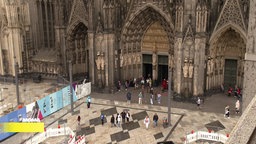 Kölner Dom und die Domplatte mit Menschen