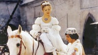 ONE DREI HASELNÜSSE FÜR ASCHENBRÖDEL, "Tri orisky Popelku", Spielfilm, Tschechoslowakei 1973, Regie Vaclav Vorlicek, am Montag (24.12.18) um 18:50 Uhr. Der Prinz (Pavel Trávnícek) passt Aschenbrödel (Libuse Safránková) den verlorenen Schuh an.