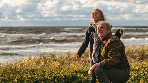 Thomas Wintersperger (Ulrich Tukur) mit Max' Enkelin Lena (Ksenija Sisko) an der Ostsee