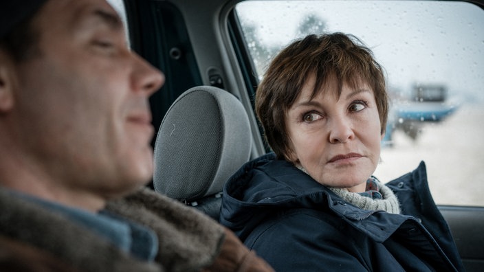 Dr. Brunner (Max Hopp) springt über seinen Schatten und bittet Karin Lossow (Katrin Sass) um Hilfe.