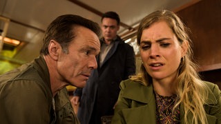 Alex Pollack (Hannes Jaenicke, l.) und Bram de Groot (Fedja van Huêt) befragen Femke Pieters (Hannah Hoekstra).