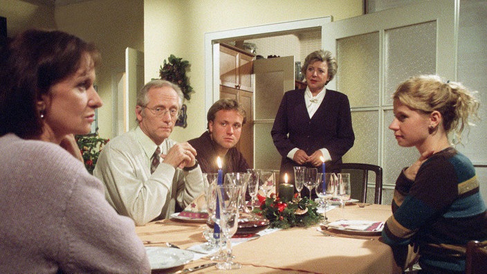 Abfahrt nach Dresden: Nina (Jacqueline Svilarov, rechts) und Klaus (Moritz A. Sachs, Mitte) verabschieden sich von Hans (Joachim Hermann Luger, 2.v.r.), Helga (Marie-Luise Marjan, 2.v.l.) und Anna (Irene Fischer). Der Streit der vergangenen Woche ist beigelegt.