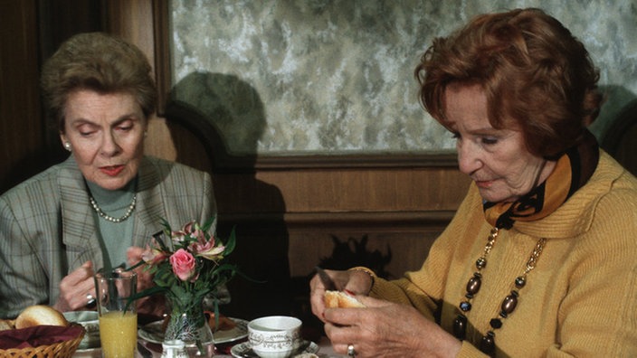 Abschied: Lydia (Ursula Ludwig, links) und Amélie (Anna Teluren) genießen ein letztes gemeinsames Frühstück.