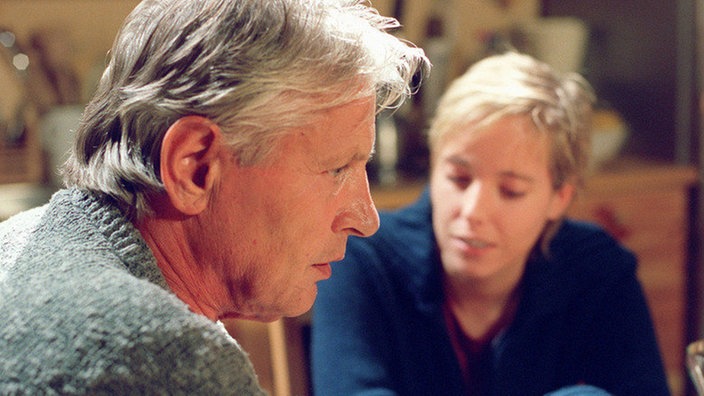 Abschied: Valerie (Nadine Spruß) bricht ihre Zelte in der Lindenstraße ab und zieht nach Mexiko. Andy (Jo Bolling) ist traurig über Valeries Entscheidung.
