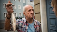 Adi hält Jack auf, die eine Kiste mit Lebensmitteln trägt