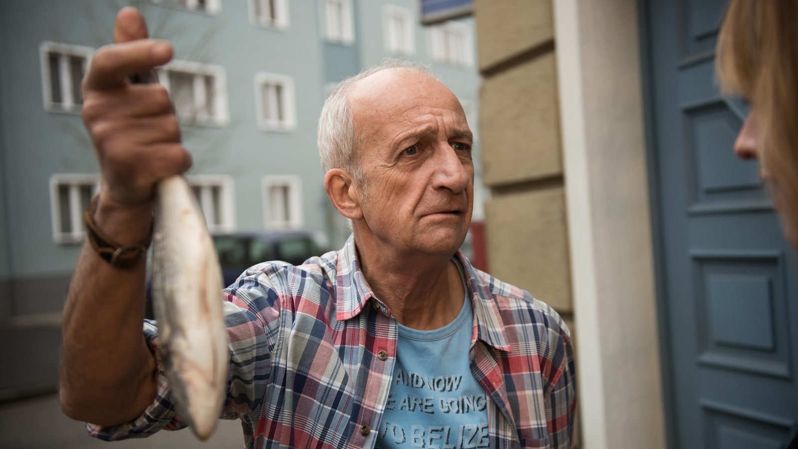Adi hält Jack auf, die eine Kiste mit Lebensmitteln trägt