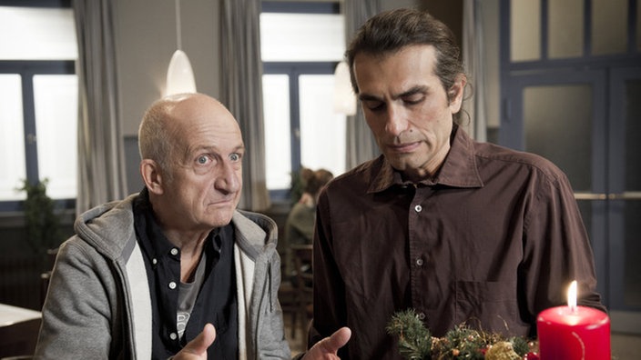 Adi (li) redet mit Vasily