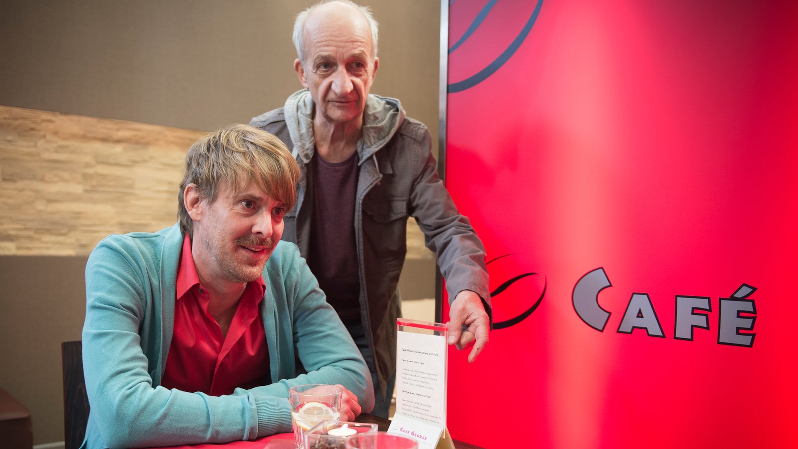 Adi und Lotti reden im Café George mit jemandem