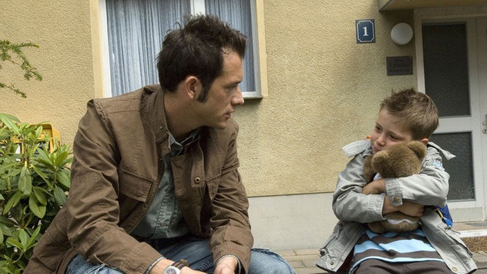 Alex (Joris Gratwohl) ist schockiert: Lisa manipuliert offensichtlich sogar den kleinen Paul (Bastian König) in Sachen Adoption.