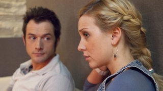 Alex (Joris Gratwohl) macht Josi (Clara Dolny) einen Vorschlag, mit dem das Reisebüro doch noch zu retten sein könnte.