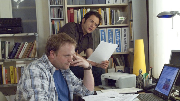 Alex (Joris Gratwohl, rechts) fragt sich, ob Klaus' (Moritz A. Sachs) Recherche wirklich zu einer heißen Spur führt.