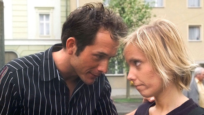 Alex (Joris Gratwohl) will unbedingt von Valerie (Nadine Spruß) wissen, wer der Vater von Lisas Kind ist.