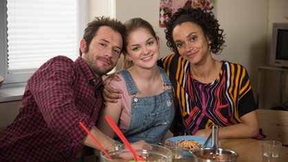 Alex, Lara und Iris lächeln