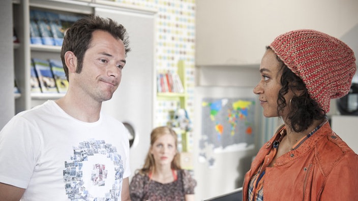 Alex redet im Beisein von Josi mit Dr. Iris Brooks
