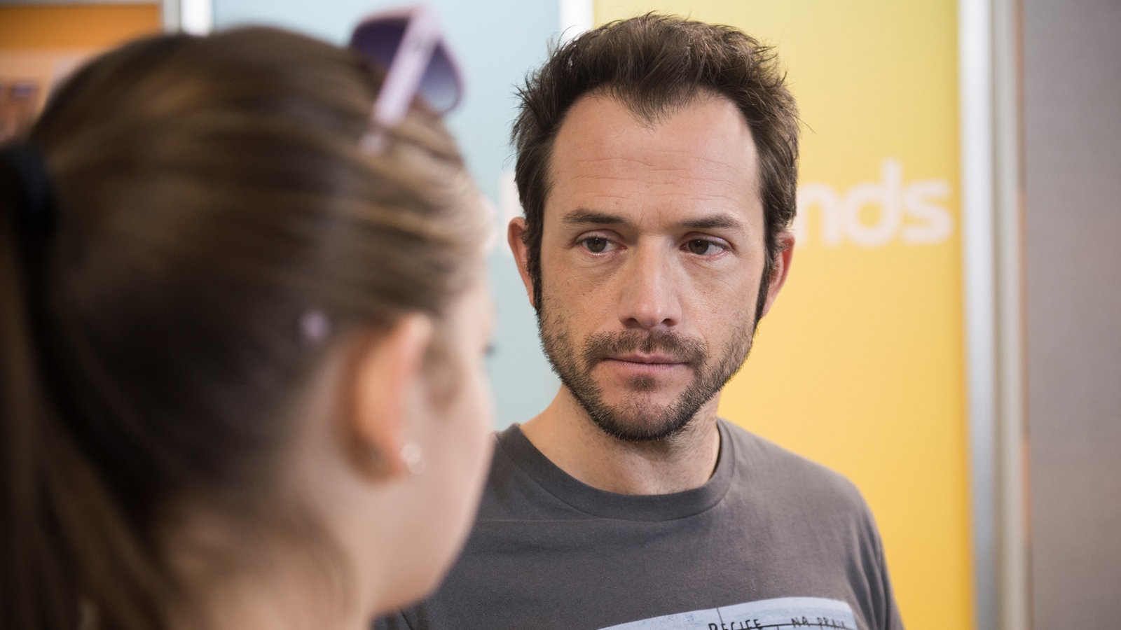 Alex schaut Lara an