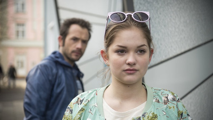 Alex schaut Lara hinterher