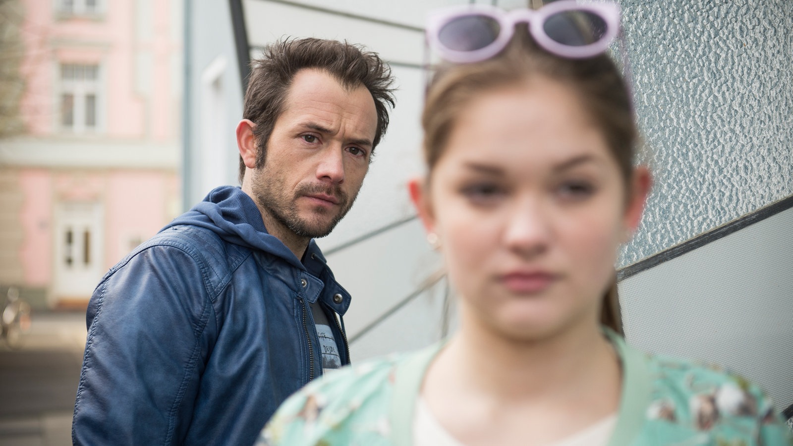 Alex schaut Lara nach