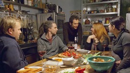 Alle wollen von Iffi wissen, wie Kevin aussieht (v.l. Moritz A. Sachs, Moritz Zielke, Joris Gratwohl, Rebecca Siemoneit-Barum, Daniela Bette).