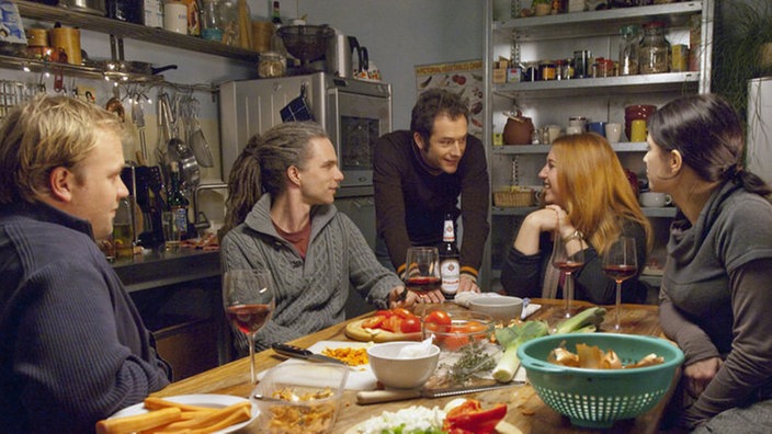 Alle wollen von Iffi wissen, wie Kevin aussieht (v.l. Moritz A. Sachs, Moritz Zielke, Joris Gratwohl, Rebecca Siemoneit-Barum, Daniela Bette).