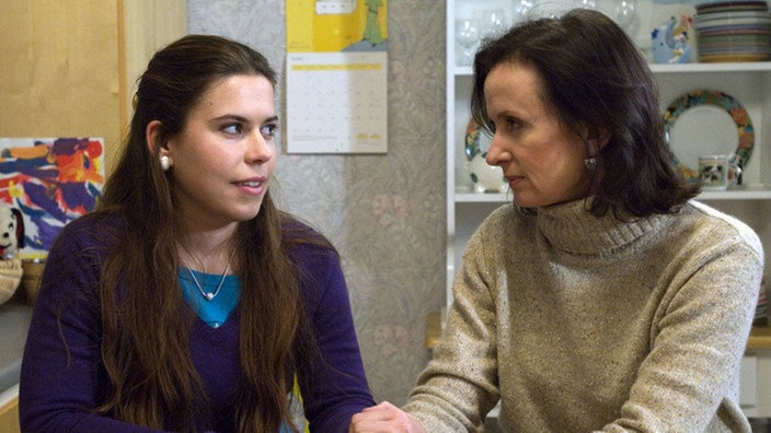 Alles halb so schlimm? Sarah (Julia Stark, links) versucht, Annas (Irene Fischer) Bedenken gegen Bruno zu entkräften.