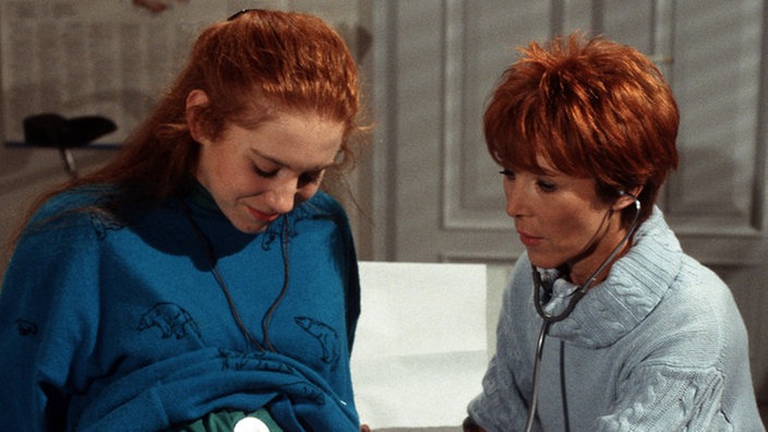 Alles im grünen Bereich: Eva (Inga Abel) kontrolliert die Herztöne von Iffis (Rebecca Siemoneit-Barum) Baby.