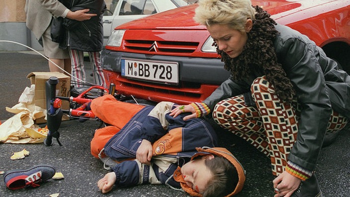 Alptraum: Pat hat bei ihrer ersten Ausfahrt mit dem neuen Auto Tom Ziegler angefahren. Der Junge ist schwer verletzt (v.l.: Marie-Luise Marjan, Julia Stark, Johannes Scheidt, Giada Gray).