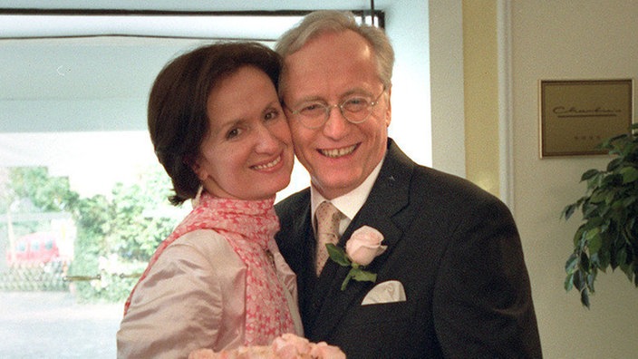 Als (kirchlich) frisch Vermählte grüßen Anna Ziegler (Irene Fischer) und Hans Beimer (Joachim Hermann Luger).