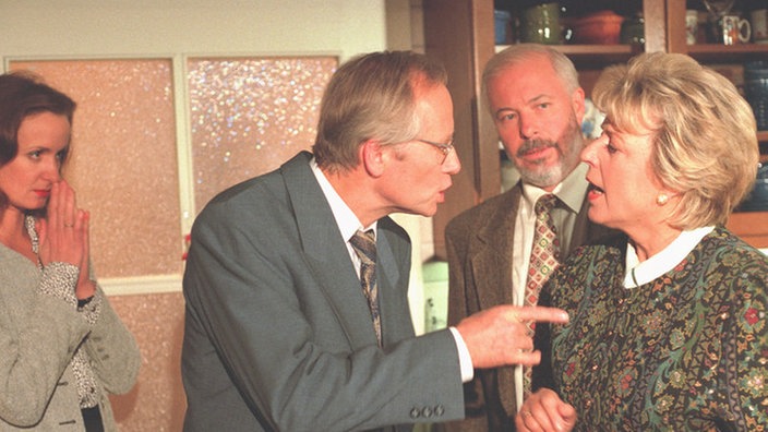 Alte Kamellen: Das Beimersche Familientreffen endet einmal mehr im Streit (v.l.: Bill Mockridge, Irene Fischer, Marie-Luise Marjan, Joachim Hermann Luger).