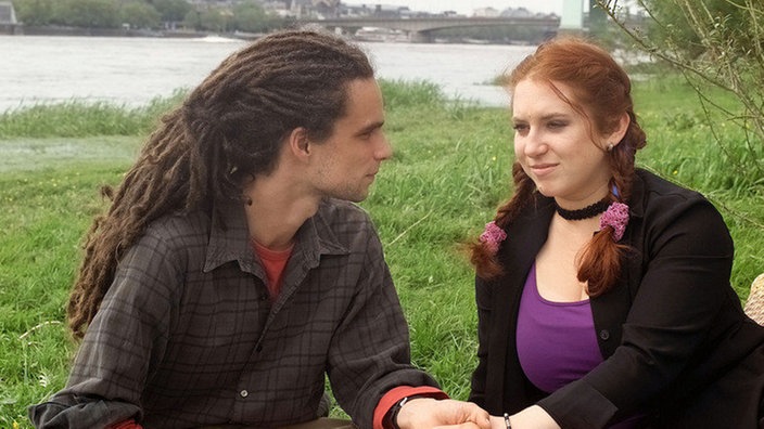 Alte Verbindung: Momo (Moritz Zielke) besucht Iffi (Rebecca Siemoneit-Barum) in Köln.