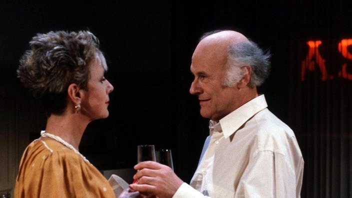 Am Abend überrascht Dr Pauli (Dieter Schaad) Elisabeth (Dagmar Hessenland) mit Champagner und einem Geständnis.