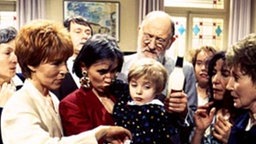 Am falschen Fläschchen genuckelt: Irina hat sich auf einer Hochzeit heimlich mit Eierlikör betrunken (Maria Wachowiak-Holonbeck, Inga Abel, Ryszard Wojtyllo, Anna Nowak, Robert Zimmerling, Nadine Spruß, Domna Adamopoulou, Margret van Munster, v.l.n.r.).