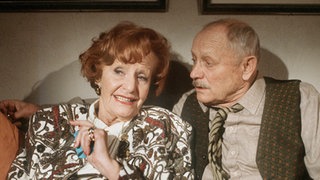 Amelie (Anna Teluren) spannt Onkel Franz (Martin Rickelt) auf die Folter.