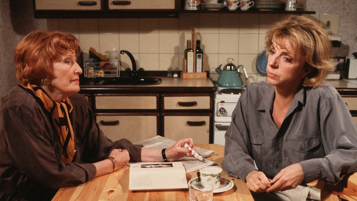Amélie (Anna Reluren, links) teilt Berta (Ute Mora) ihre Sicht der Dinge mit.