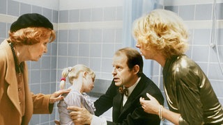 Amélie (Anna Teluren, links), Berta (Ute Mora, rechts) und Scholz (Knut Hinz) befreien Lisa (Sontje Peplow) aus der Wohnung.