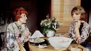Amélie (Anna Teluren, links) und Berta (Ute Mora) rätseln, was Scholz abends mit Berta besprechen will.